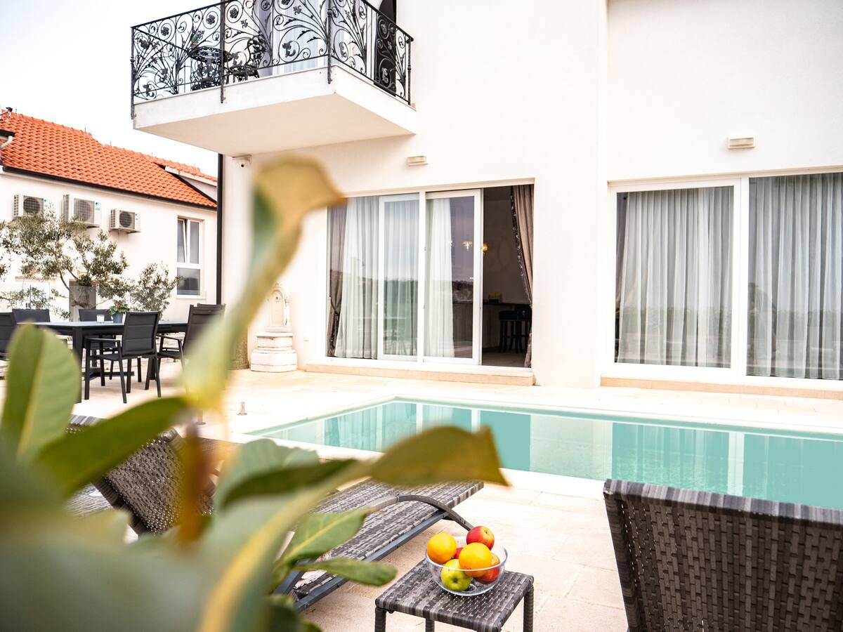 Villa elegant Beauty pool