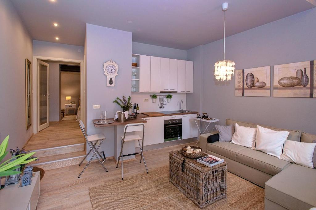 Hvar heritage Riva description