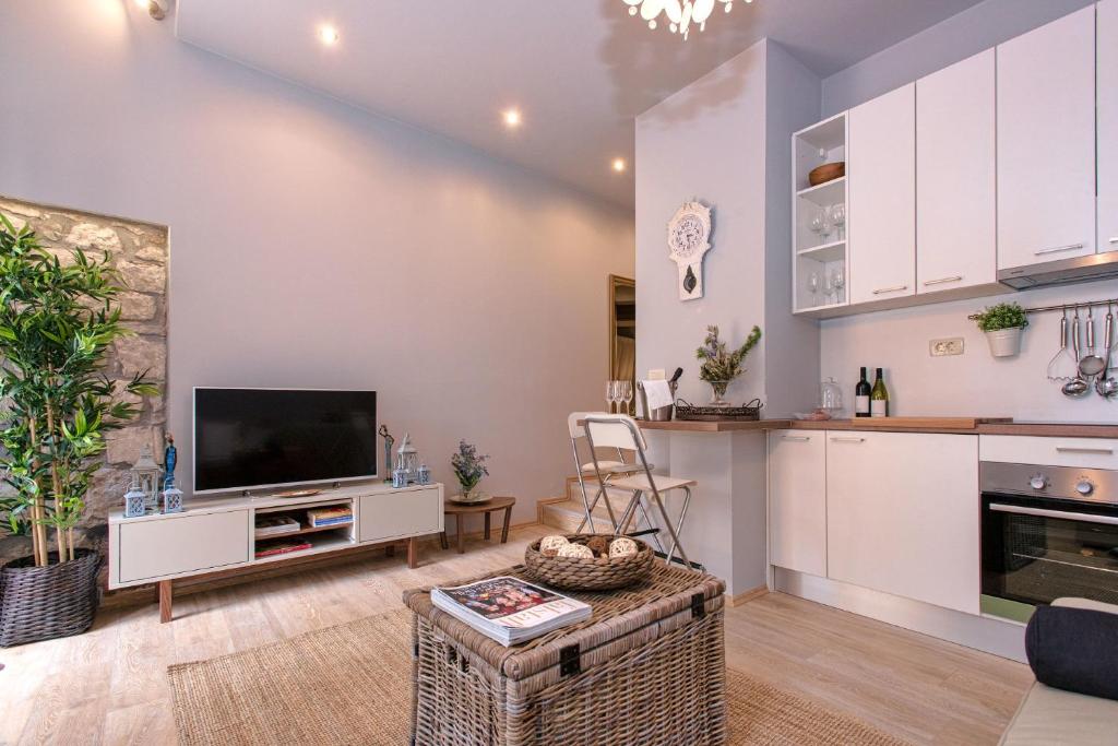 Hvar heritage Riva description